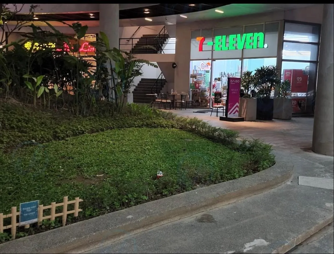 Cozy Condo Apartment In Makati / Manila With Mall, Restaurants, Groceries, Pool, Netflix, Disney+ And More