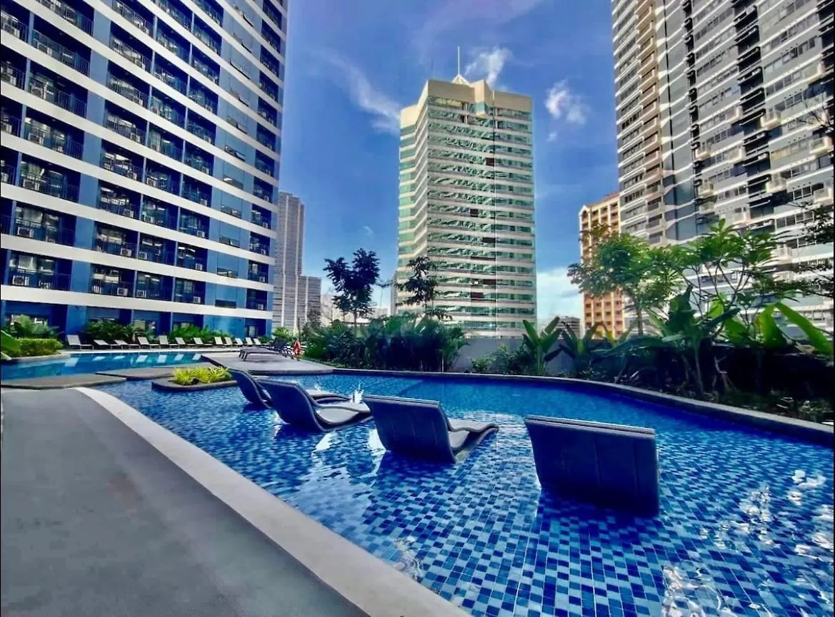 Cozy Condo Apartment In Makati / Manila With Mall, Restaurants, Groceries, Pool, Netflix, Disney+ And More