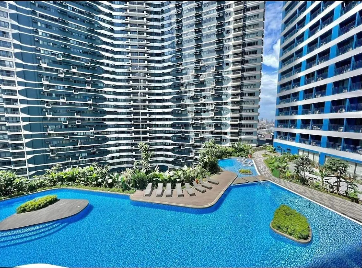 Cozy Condo Apartment In Makati / Manila With Mall, Restaurants, Groceries, Pool, Netflix, Disney+ And More