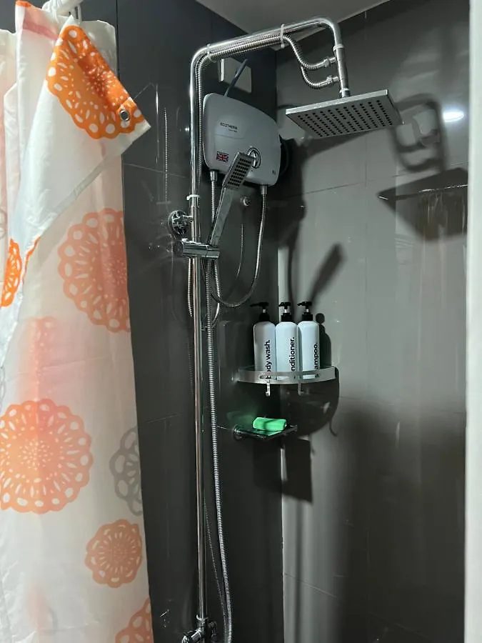 Cozy Condo Apartment In Makati / Manila With Mall, Restaurants, Groceries, Pool, Netflix, Disney+ And More 0*,  Filippijnen