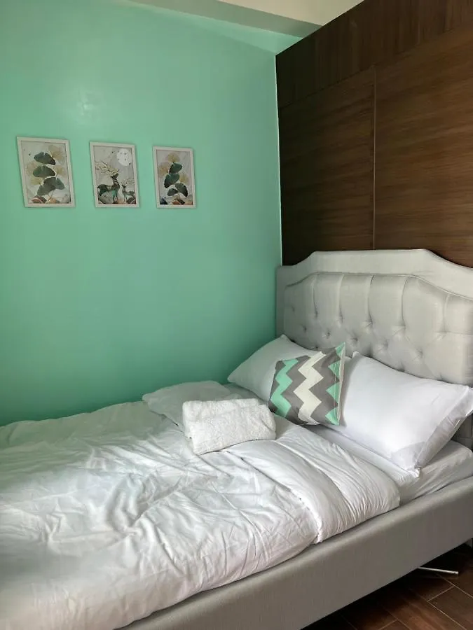 Cozy Condo Apartment In Makati / Manila With Mall, Restaurants, Groceries, Pool, Netflix, Disney+ And More