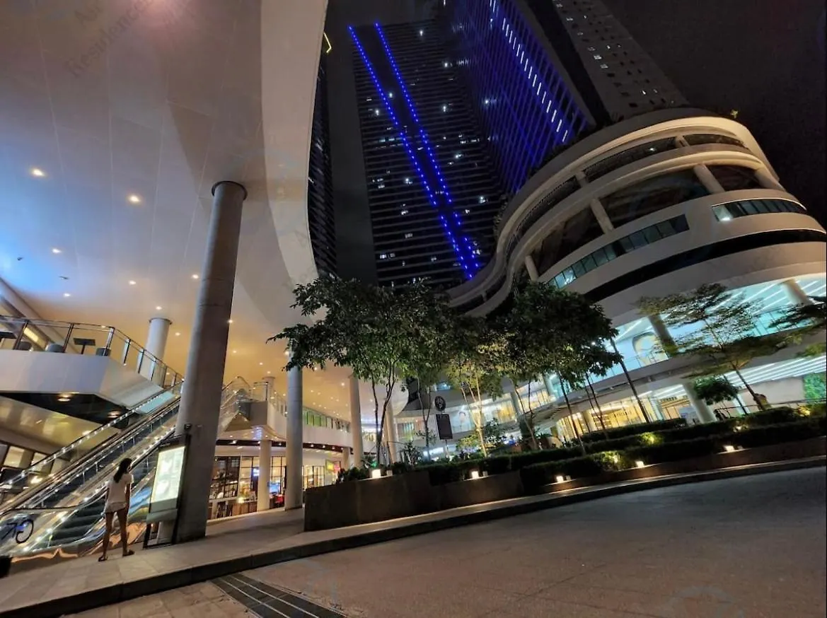 Cozy Condo Apartment In Makati / Manila With Mall, Restaurants, Groceries, Pool, Netflix, Disney+ And More